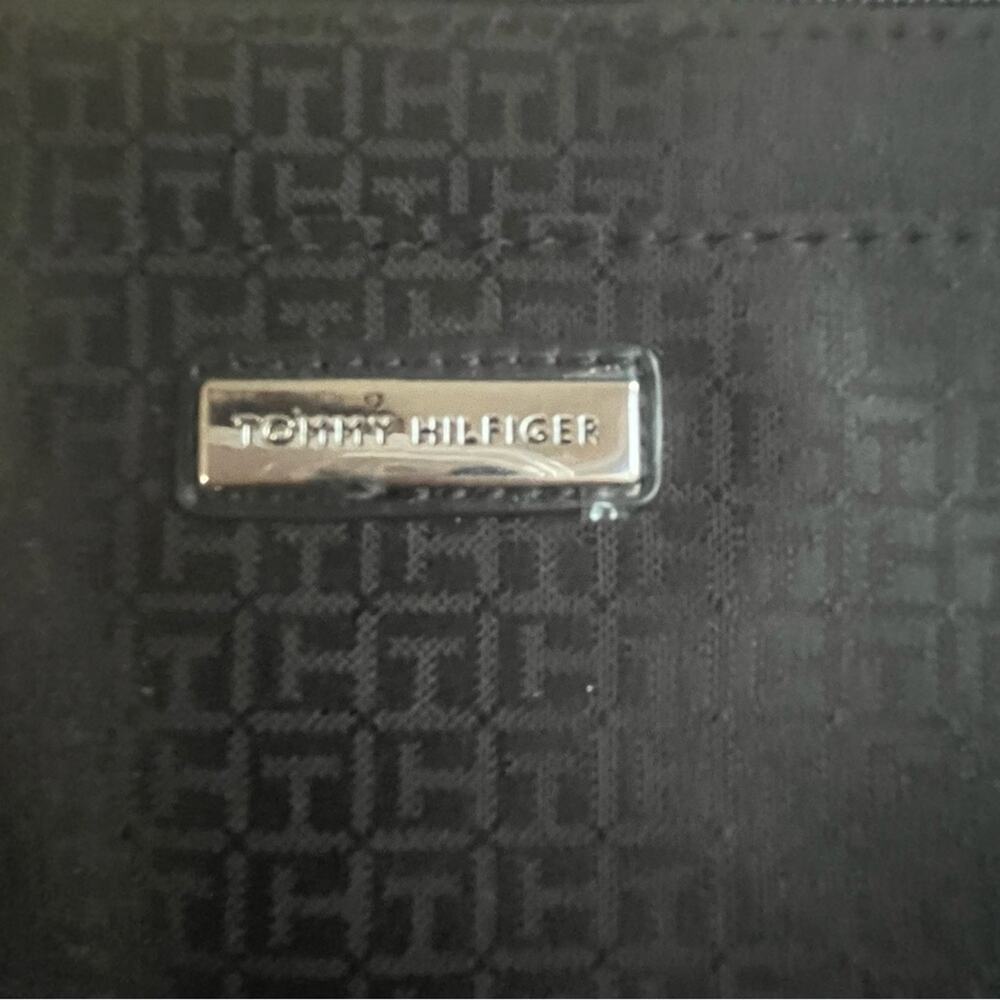 Tommy Hilfiger Wristlet Front Pocket Inner Zip Pocket Black Size Small - Picture 4 of 6